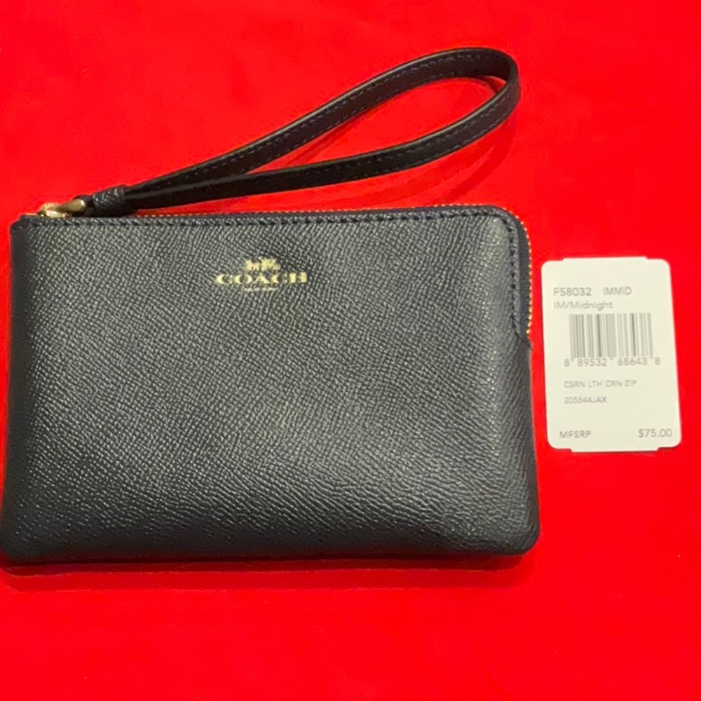 NWT Coach L- Zip Wristlet